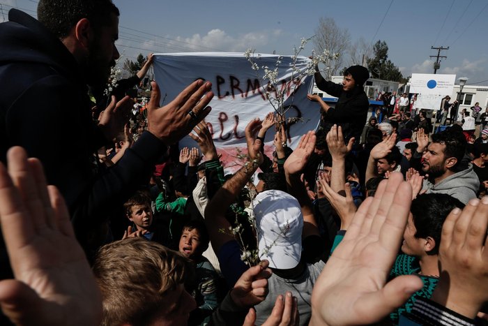 Ειδομένη: Οι πρόσφυγες «στόλισαν» με λουλούδια τον φράκτη - εικόνα 4