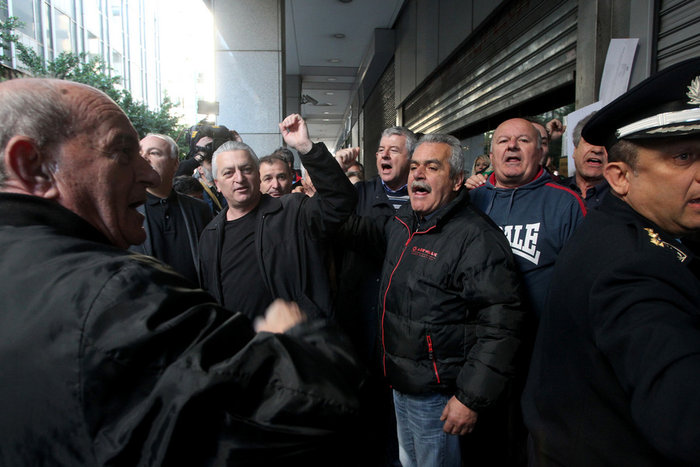 YΠΟΙΚ: Eνταση με τα ΜΑΤ  στην κατάληψη της ΠΟΕΔΗΝ