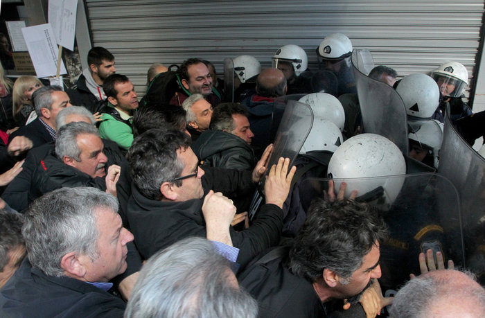 YΠΟΙΚ: Eνταση με τα ΜΑΤ  στην κατάληψη της ΠΟΕΔΗΝ - εικόνα 2