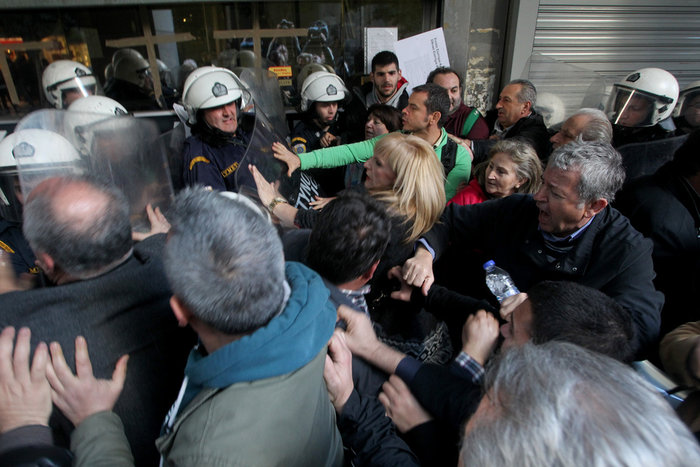 YΠΟΙΚ: Eνταση με τα ΜΑΤ  στην κατάληψη της ΠΟΕΔΗΝ - εικόνα 4