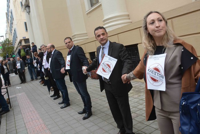 Ανθρώπινη αλυσίδα στο Δικαστικό Μέγαρο Πατρών λόγω ασφαλιστικού