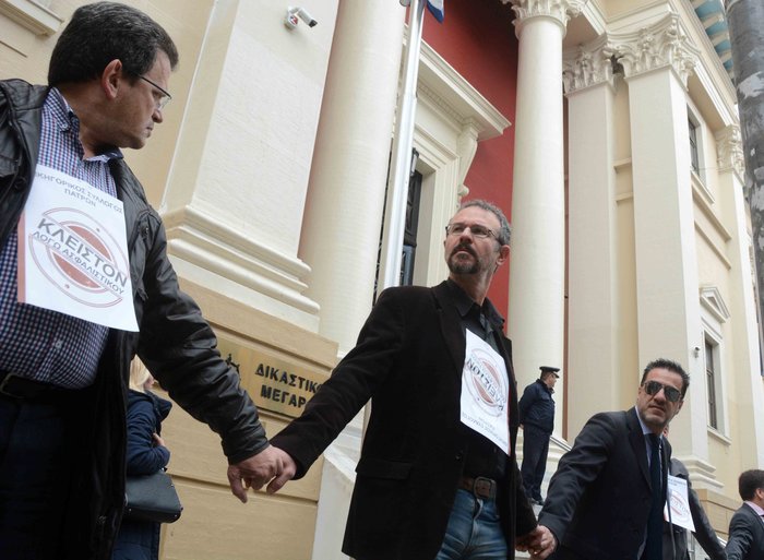 Ανθρώπινη αλυσίδα στο Δικαστικό Μέγαρο Πατρών λόγω ασφαλιστικού - εικόνα 3