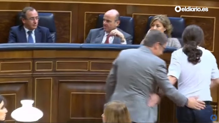 Ο Ιγκλέσιας φιλά βουλευτή του θερμά στο στόμα - εικόνα 2