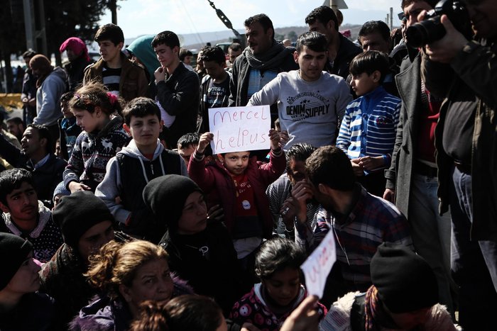 Κραυγή προσφύγων στην Ειδομένη: Μέρκελ βοήθησέ μας - εικόνα 4