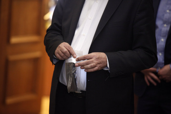 Οι υπουργοί παρέδωσαν τα κινητά τους πριν το υπουργικό