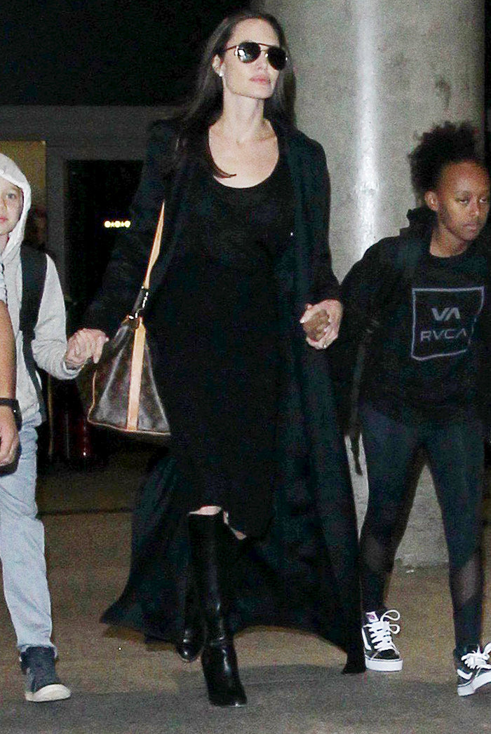 Τι κάνει μόνη η Αντζελίνα Τζολί στο αεροδρόμιο με τα παιδιά της; - εικόνα 2