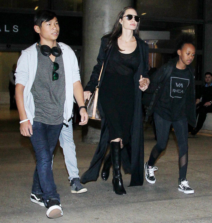 Τι κάνει μόνη η Αντζελίνα Τζολί στο αεροδρόμιο με τα παιδιά της;