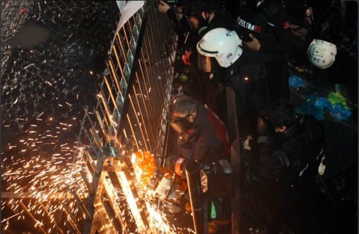 Η εισβολή της αστυνομίας στην εφημερίδα Ζαμάν