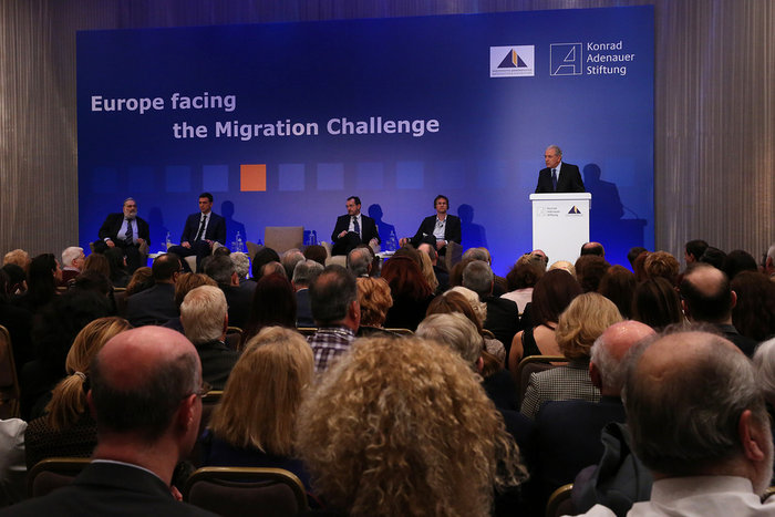 Ξυπόλητες κυρίες σε ομιλία  Αβραμόπουλου στο Χίλτον - εικόνα 2