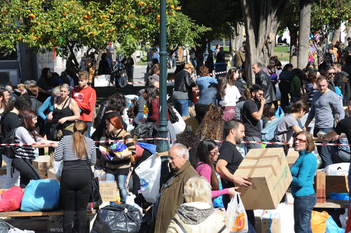 Εντυπωσιακή συγκέντρωση βοήθειας  για τους πρόσφυγες στο Σύνταγμα - εικόνα 4