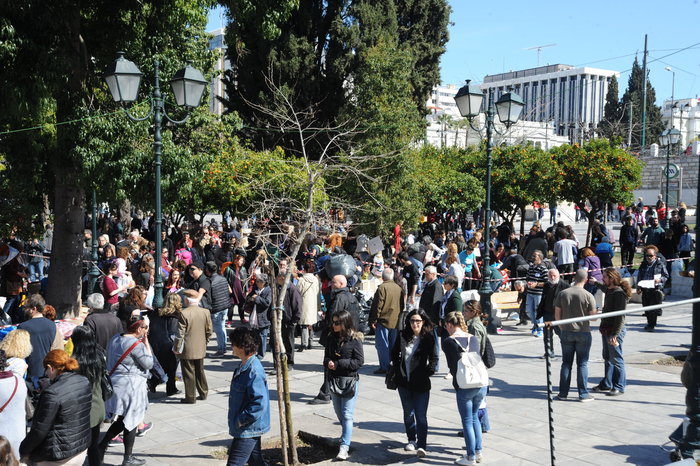 Εντυπωσιακή συγκέντρωση βοήθειας  για τους πρόσφυγες στο Σύνταγμα - εικόνα 5