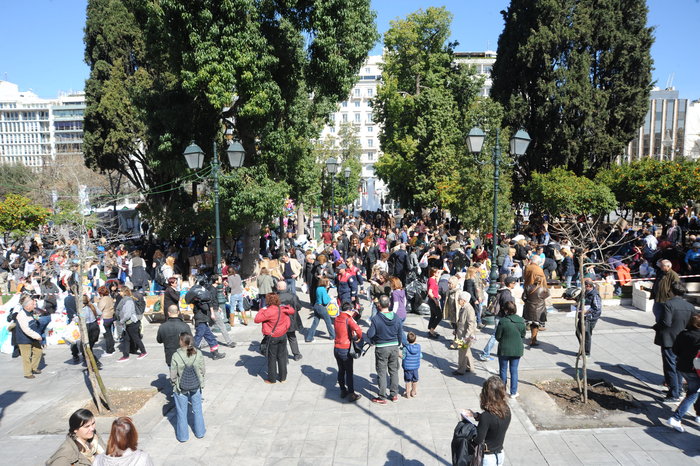 Εντυπωσιακή συγκέντρωση βοήθειας  για τους πρόσφυγες στο Σύνταγμα - εικόνα 6
