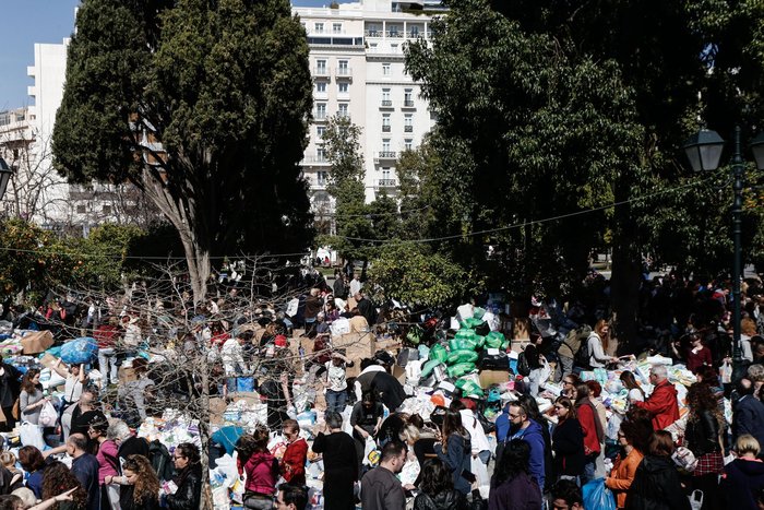 Εντυπωσιακή συγκέντρωση βοήθειας  για τους πρόσφυγες στο Σύνταγμα - εικόνα 7