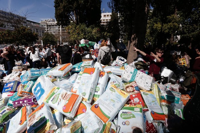 Εντυπωσιακή συγκέντρωση βοήθειας  για τους πρόσφυγες στο Σύνταγμα - εικόνα 9