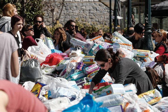 Εντυπωσιακή συγκέντρωση βοήθειας  για τους πρόσφυγες στο Σύνταγμα - εικόνα 10