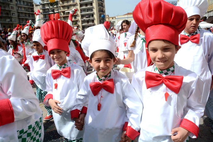Η άλλη όψη: Χιλιάδες μικροί καρναβαλιστές στην Πάτρα - εικόνα 11