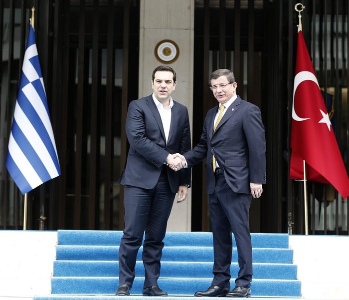 Η Τουρκία με τελεσίγραφα και η Ελλάδα με...τριαντάφυλλα