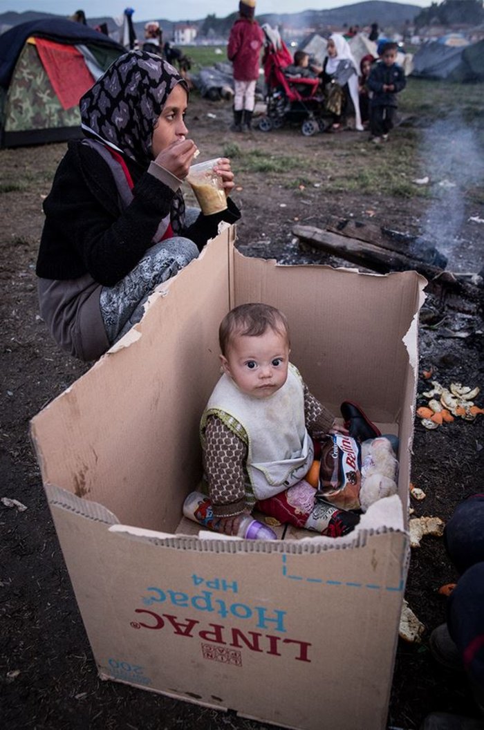 Συγκλονίζει η φωτο μωρού σε χαρτόκουτο στην Ειδομένη