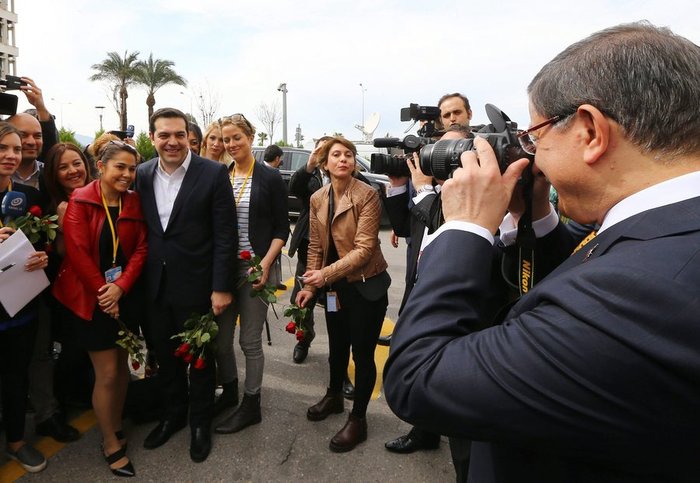 Ο Τσίπρας στήθηκε να τον φωτογραφίσει ο Νταβούτογλου