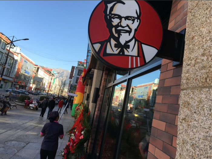 Θραύση κάνουν τα πρώτα KFC που άνοιξαν στο Θιβέτ - εικόνα 2