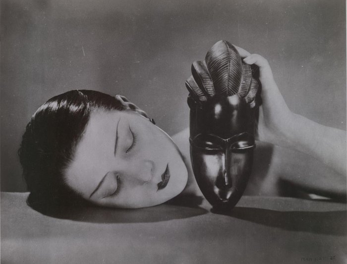 Kiki with African mask 1926. Man Ray