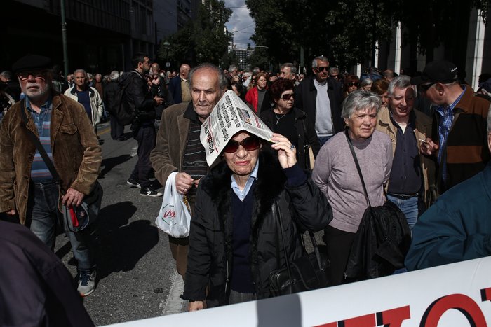 Χιλιάδες συνταξιούχοι στην πορεία κατά του ασφαλιστικού - εικόνα 2