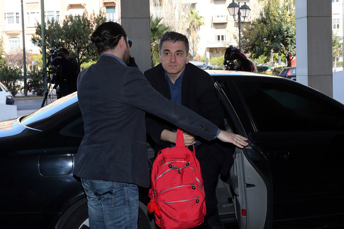 Σε εξέλιξη το ραντεβού Τσακαλώτου-Σταθάκη-θεσμών για τα κόκκινα δάνεια - εικόνα 2