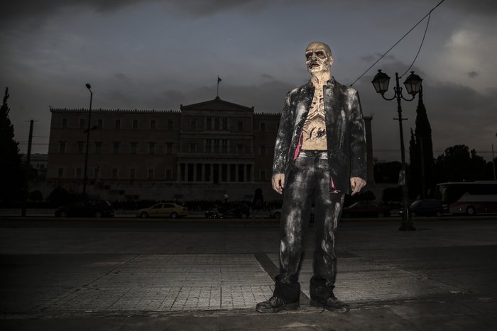 Όταν οι κεντρικοί δρόμοι της Αθήνας γέμισαν με... ζόμπι