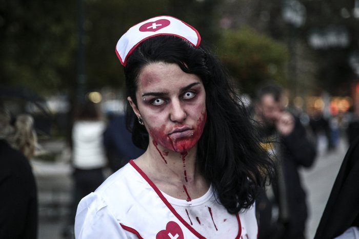 Όταν οι κεντρικοί δρόμοι της Αθήνας γέμισαν με... ζόμπι - εικόνα 2