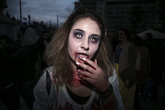 Όταν οι κεντρικοί δρόμοι της Αθήνας γέμισαν με... ζόμπι - εικόνα 3