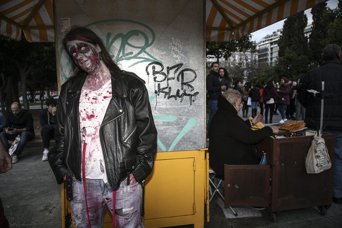 Όταν οι κεντρικοί δρόμοι της Αθήνας γέμισαν με... ζόμπι - εικόνα 5