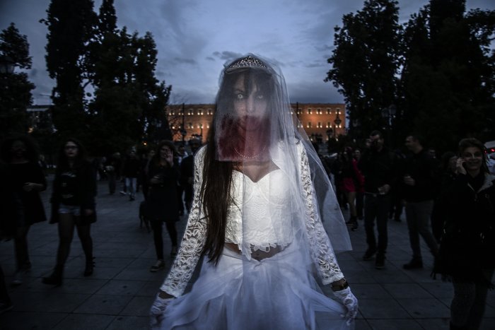 Όταν οι κεντρικοί δρόμοι της Αθήνας γέμισαν με... ζόμπι - εικόνα 6