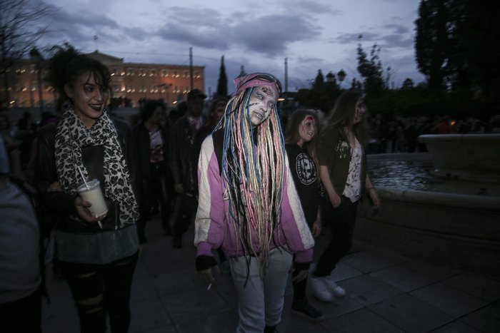 Όταν οι κεντρικοί δρόμοι της Αθήνας γέμισαν με... ζόμπι - εικόνα 8