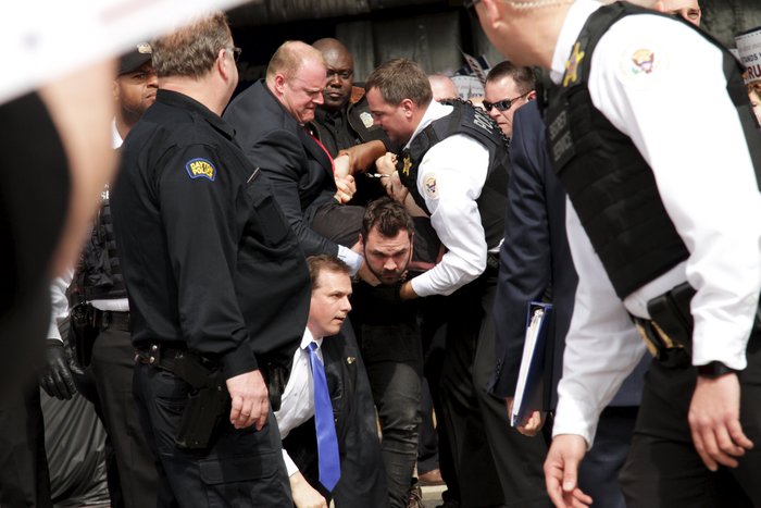 Χάος ξανά σε προεκλογική ομιλία του Τραμπ, δείτε τι έγινε - εικόνα 4