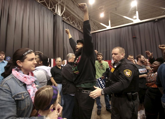 Χάος ξανά σε προεκλογική ομιλία του Τραμπ, δείτε τι έγινε - εικόνα 5