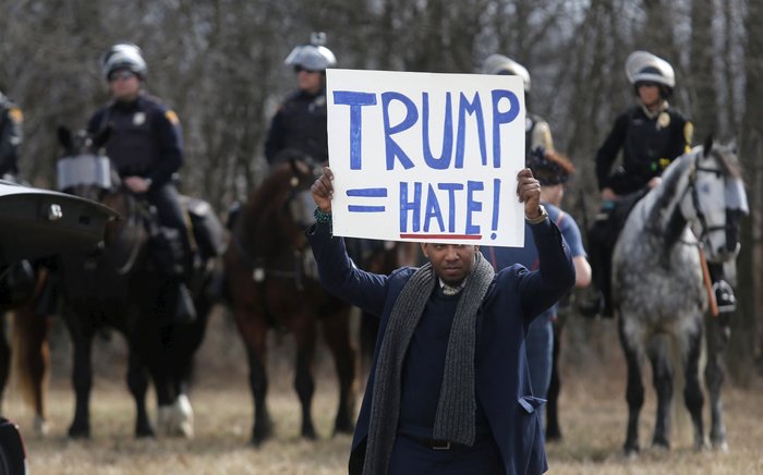 Χάος ξανά σε προεκλογική ομιλία του Τραμπ, δείτε τι έγινε - εικόνα 6