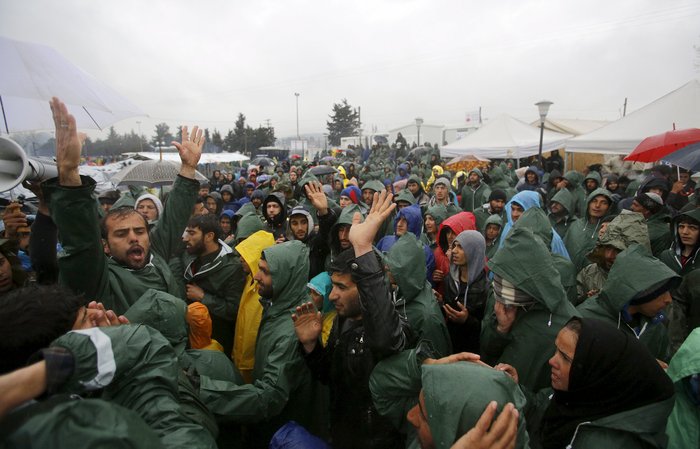 Προσφυγόπουλα διαμαρτύρονται ξαπλωμένα στις ράγες στην Ειδομένη