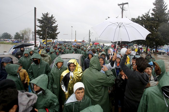 Προσφυγόπουλα διαμαρτύρονται ξαπλωμένα στις ράγες στην Ειδομένη - εικόνα 2