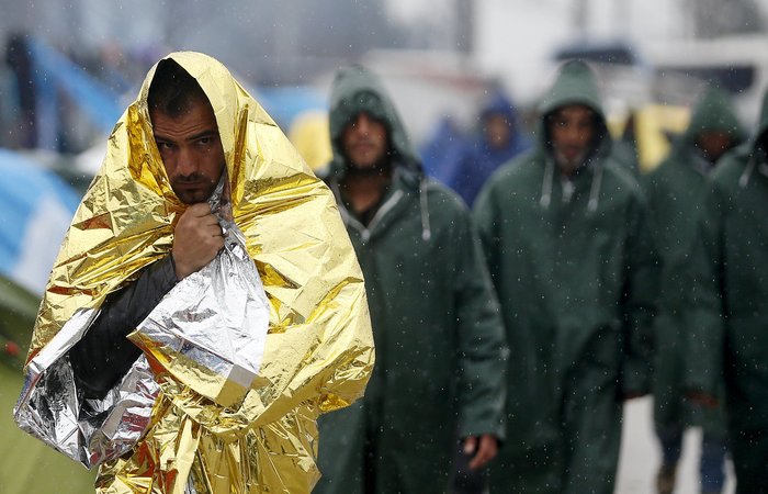 Προσφυγόπουλα διαμαρτύρονται ξαπλωμένα στις ράγες στην Ειδομένη - εικόνα 3