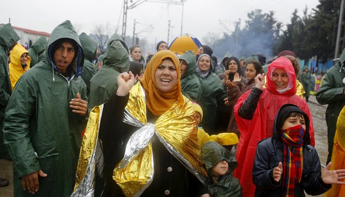 Προσφυγόπουλα διαμαρτύρονται ξαπλωμένα στις ράγες στην Ειδομένη - εικόνα 4