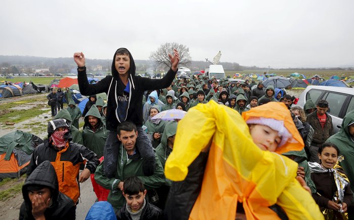 Προσφυγόπουλα διαμαρτύρονται ξαπλωμένα στις ράγες στην Ειδομένη - εικόνα 5