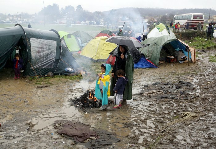 Προσφυγόπουλα διαμαρτύρονται ξαπλωμένα στις ράγες στην Ειδομένη - εικόνα 6