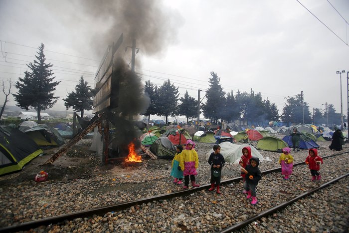Προσφυγόπουλα διαμαρτύρονται ξαπλωμένα στις ράγες στην Ειδομένη - εικόνα 7