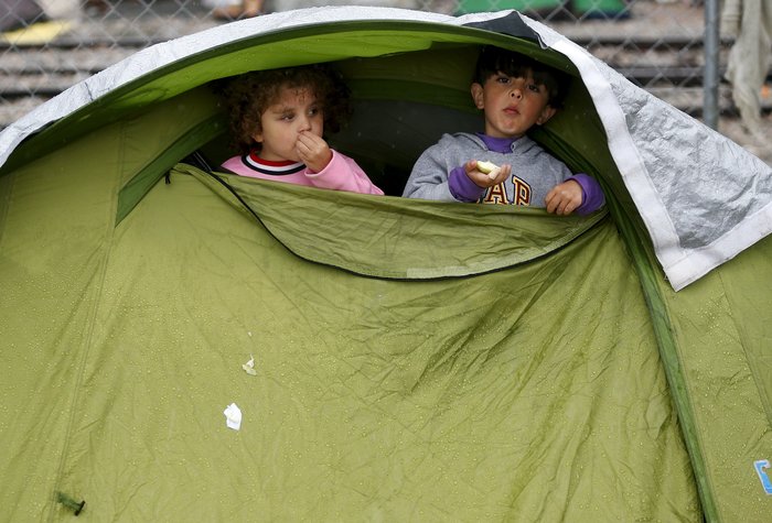 Προσφυγόπουλα διαμαρτύρονται ξαπλωμένα στις ράγες στην Ειδομένη - εικόνα 8