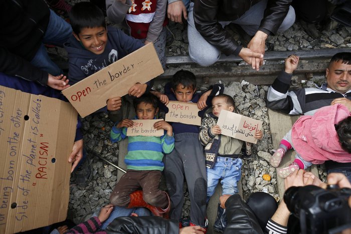 Προσφυγόπουλα διαμαρτύρονται ξαπλωμένα στις ράγες στην Ειδομένη - εικόνα 10
