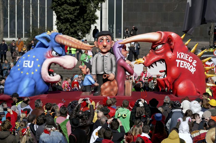Η Μέρκελ και ο «σταυρός» του προσφυγικού στο καρναβάλι του Ντίσελντορφ - εικόνα 6