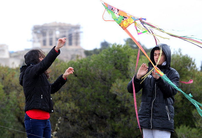 Κούλουμα με ομπρέλες και αδιάβροχα στου Φιλοπάππου - εικόνα 3