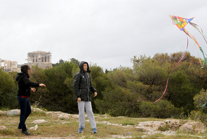 Κούλουμα με ομπρέλες και αδιάβροχα στου Φιλοπάππου - εικόνα 4