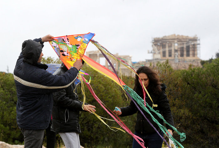 Κούλουμα με ομπρέλες και αδιάβροχα στου Φιλοπάππου - εικόνα 5