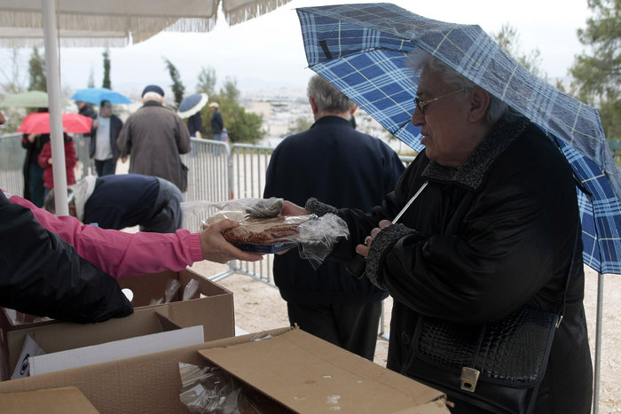 Κούλουμα με ομπρέλες και αδιάβροχα στου Φιλοπάππου - εικόνα 6